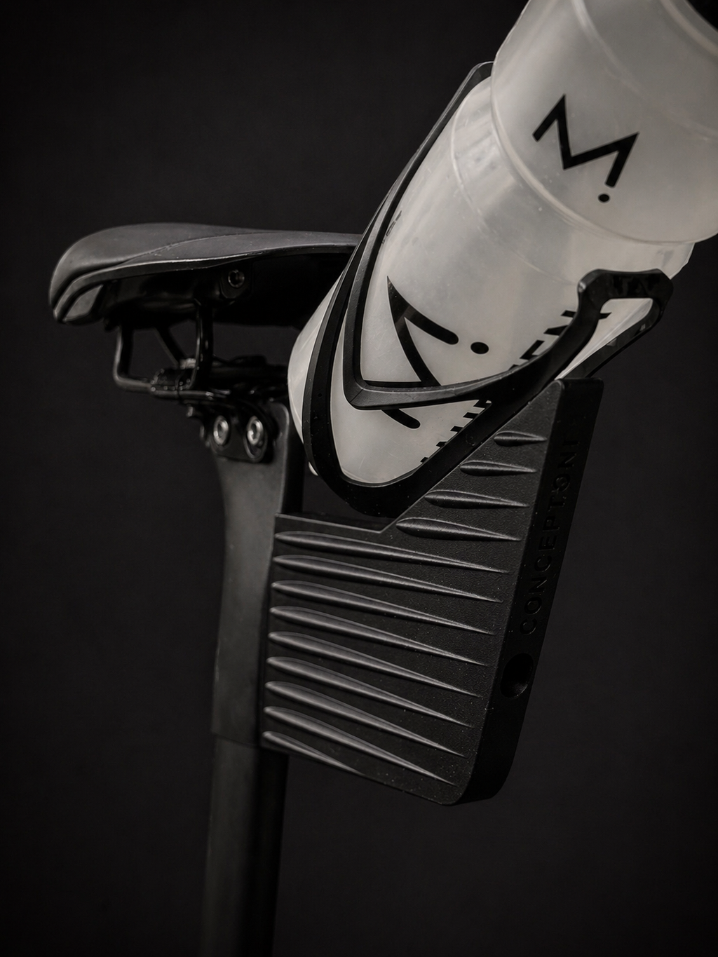 Canyon Speedmax Bottle Holder Fin – montiert hinter der Sattelstütze