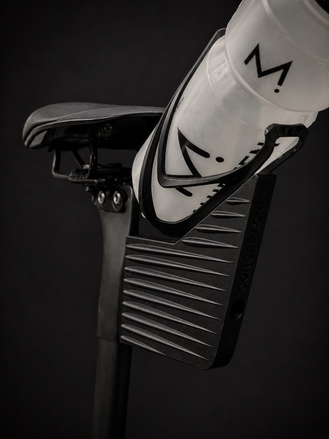 Canyon Speedmax Bottle Holder Fin – montiert hinter der Sattelstütze