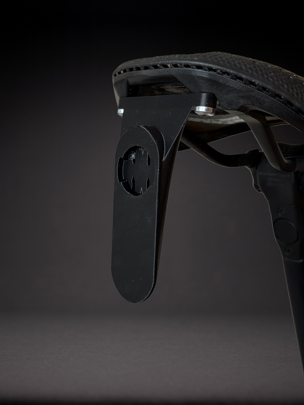 Varia Radar Aero Mount 2.0 – am Specialized-Sattel montiert
